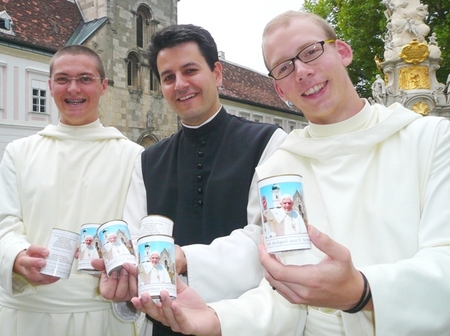 2007.08.17._-_Papstbesuch_Papstkerzen_sind_angekommen_-_004_01.jpg