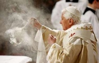 BXVI%20incensing%204-19-08.JPG