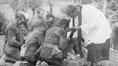 italian-priest-communion-english-soldiers